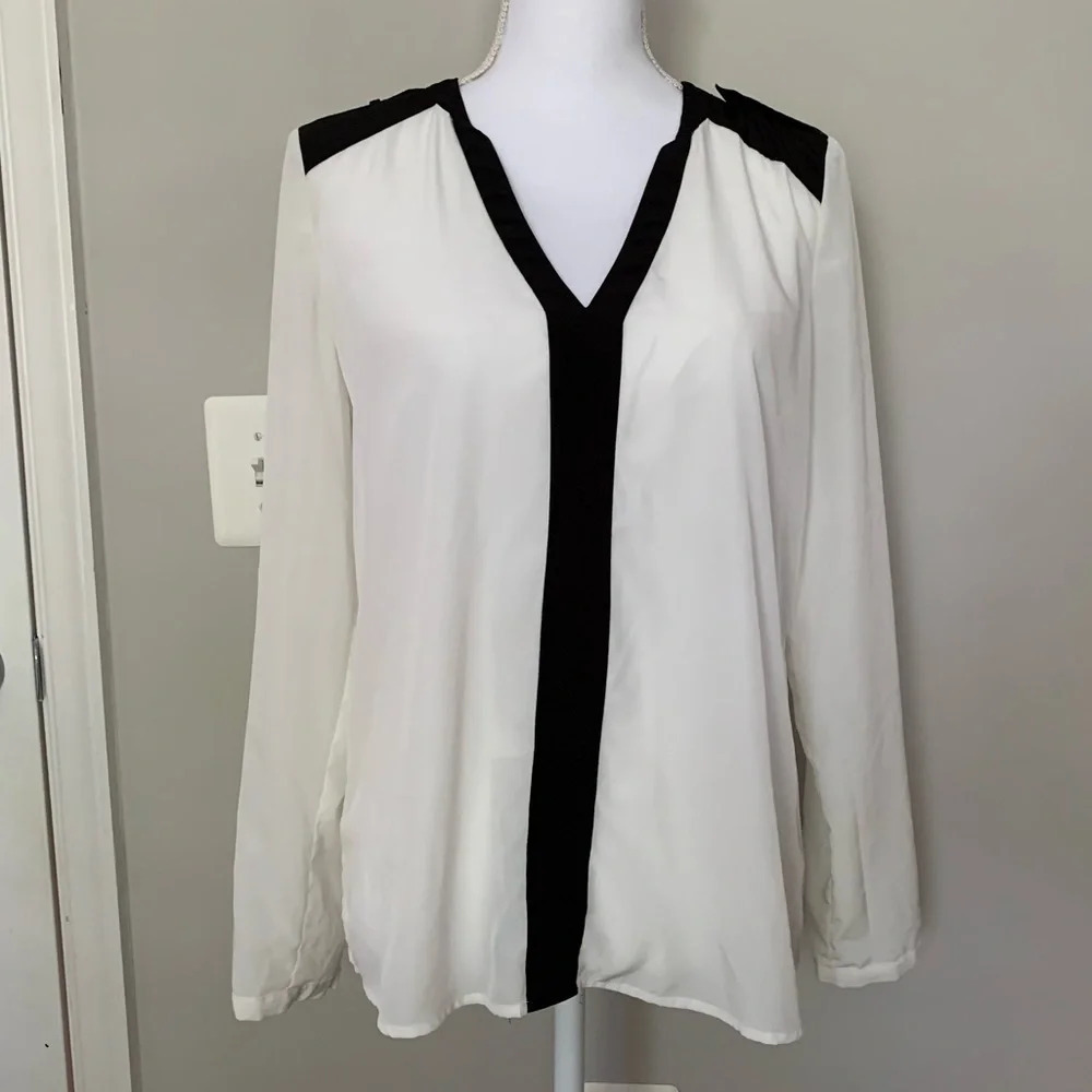 Vince Camuto long sleeve‎ blouse
